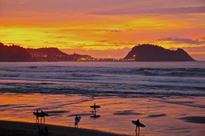 Surfistas al anochecer : foto en Zarautz