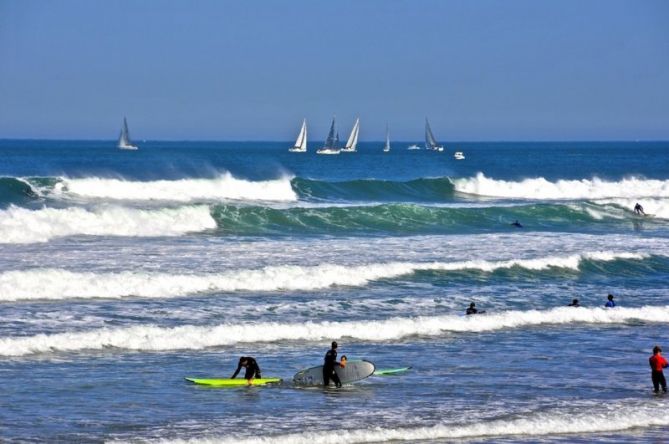 Surfistas con bonitas olas : foto en Zarautz