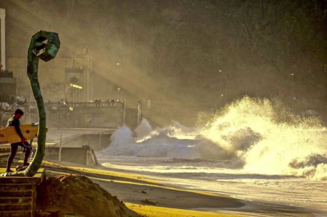 Temporal con grandes olas : foto en Zarautz