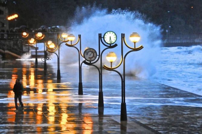 Temporal con olas gigantes : foto en Zarautz