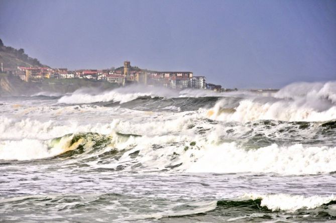 Temporal con olas grandes: foto en Zarautz