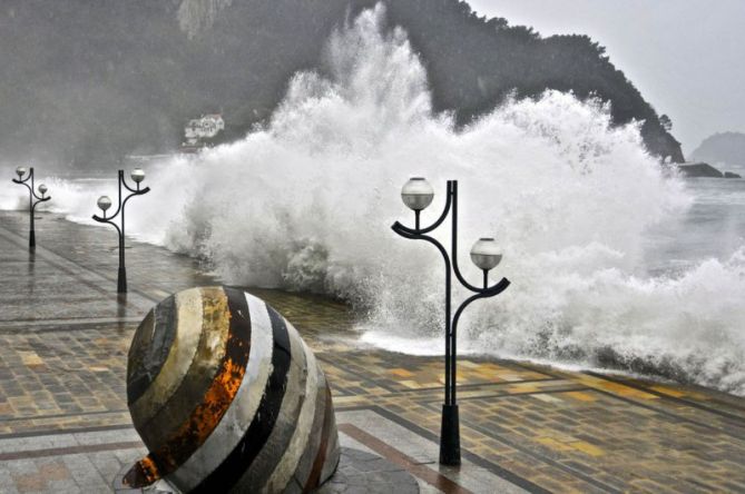 Temporal en Zarautz con olas gigantes : foto en Zarautz