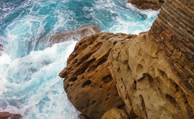 TEXTURAS DE ROCAS EN EL PASEO NUEVO: foto en Donostia-San Sebastián