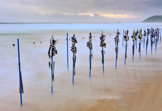 Toldos en pleamar: foto en Zarautz