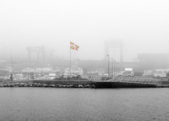 Una bandera en la niebla