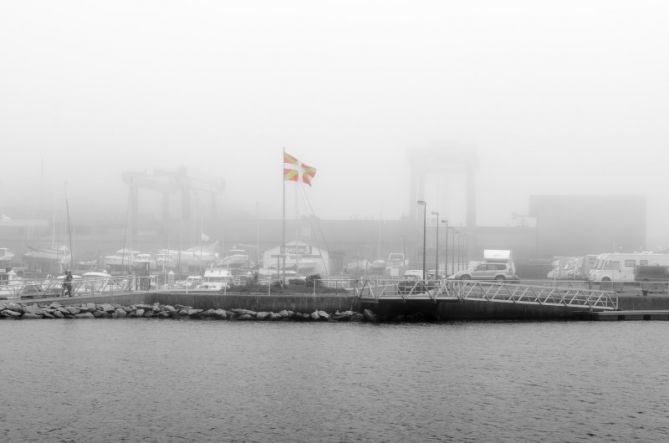 Una bandera en la niebla: foto en Zumaia