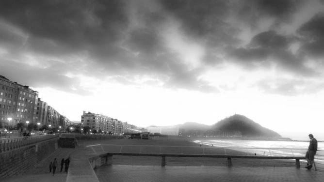 Zurriola txuri-beltzean: foto en Donostia-San Sebastián