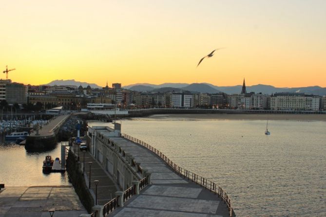 Amanecer en el puerto: foto en Donostia-San Sebastián