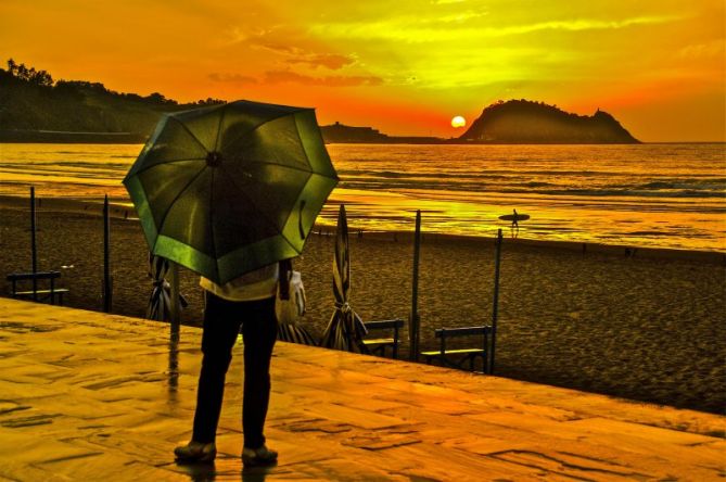 Atardecer con "Sirimiri": foto en Zarautz