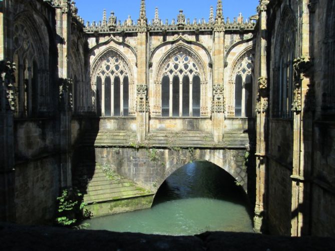 El Claustro por donde pasa el Río Ubao: foto en Oñati