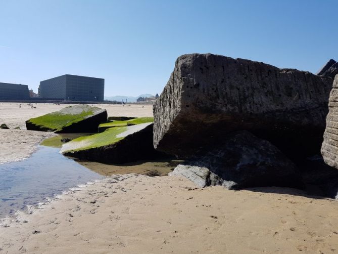 Cubos en la bajamar: foto en Donostia-San Sebastián