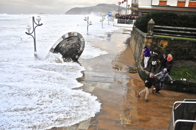 Cuidado con las olas!!: foto en Zarautz