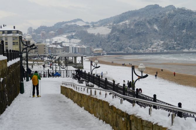 Elurra Zarautzko hondartzan : foto en Zarautz