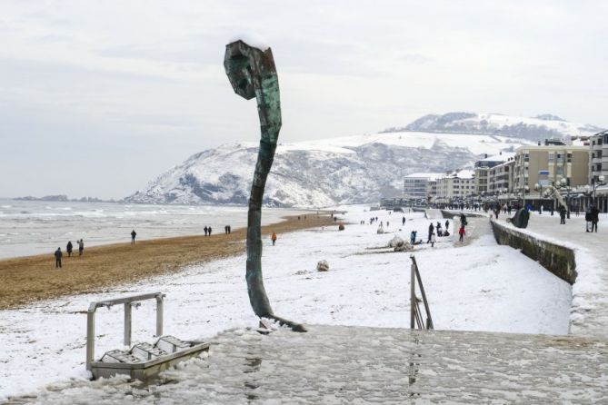 Elurra Zarautzko hondartzan : foto en Zarautz