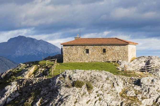 la ermita en la roca: foto en Eskoriatza