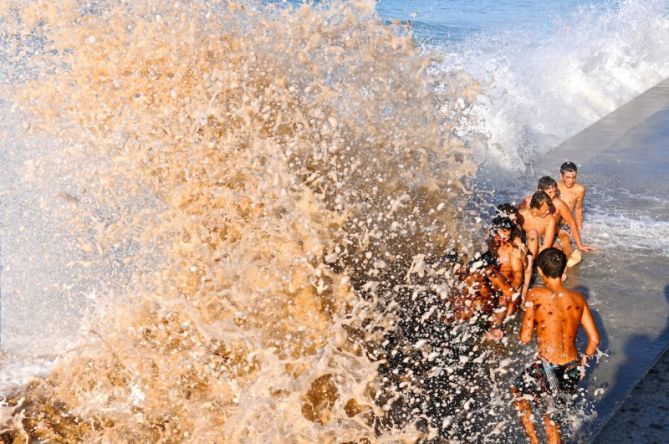 Jugando con las olas : foto en Zarautz