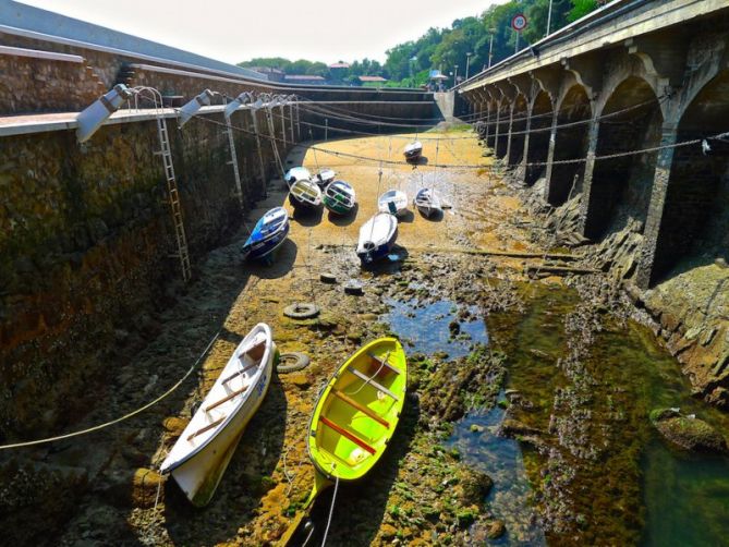 Mareas vivas  en el puerto de Zarautz : foto en Zarautz