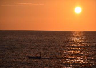 navengando junto al atardecer