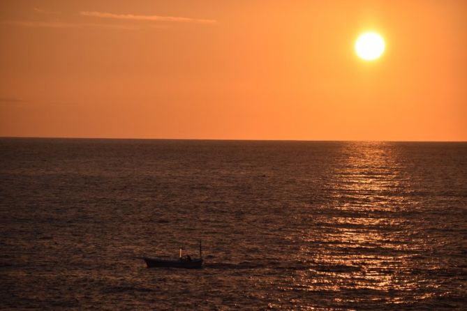 navengando junto al atardecer: foto en Donostia-San Sebastián