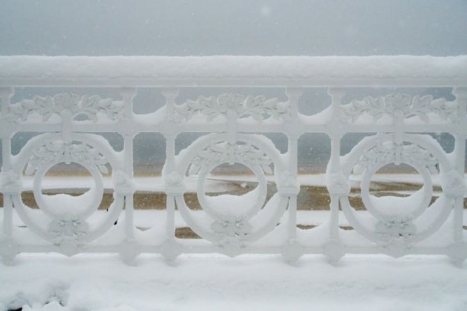 Nieve en la barandilla de la Concha: foto en Donostia-San Sebastián