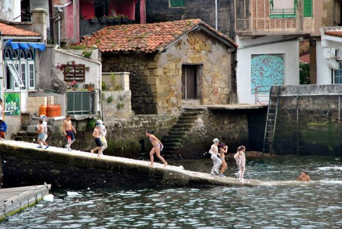 NIÑOS JUGANDO: foto en Pasaia