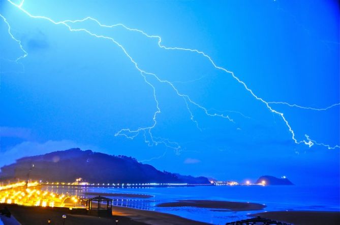 Rayos y trueno en Zarautz : foto en Zarautz