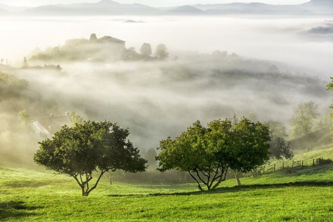 SOBRE LA NIEBLA: foto en Ezkio-Itsaso