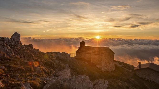 Amanecer en la cima del Monte Aizgorri: foto en Zegama