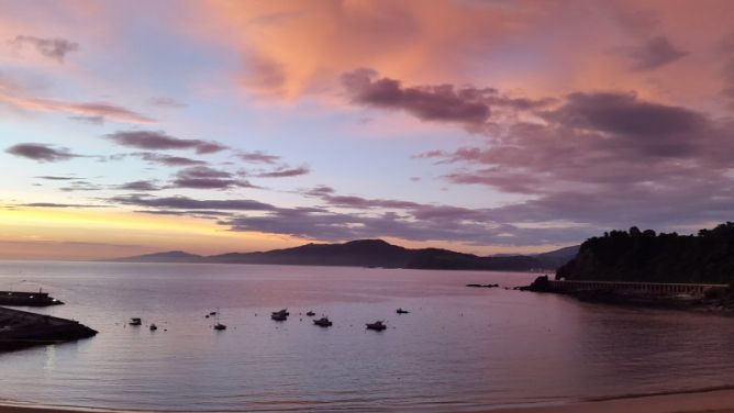 Amanecer en violeta: foto en Getaria