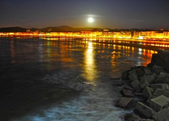 Anochecer con la luna llena 