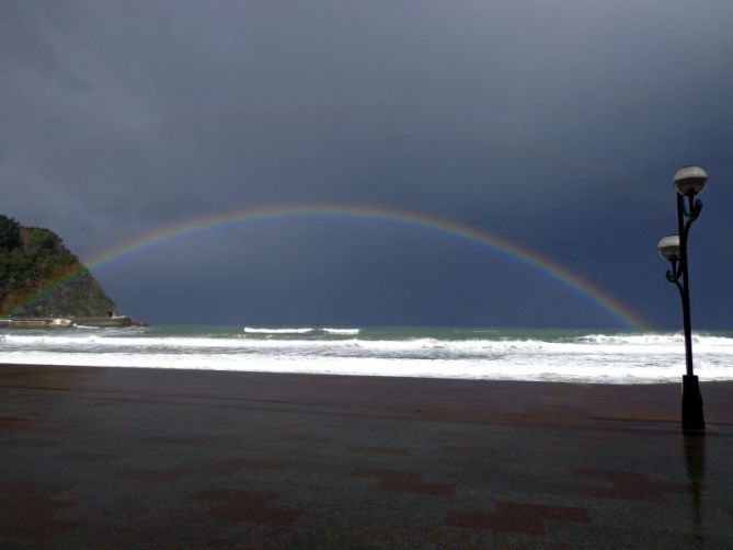 Arco iris tras la tormenta: foto en Zarautz