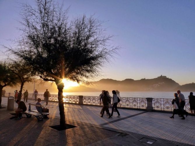 Atardecer otoñal en La Concha.: foto en Donostia-San Sebastián