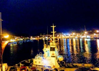 Bahía de pasajes en la noche