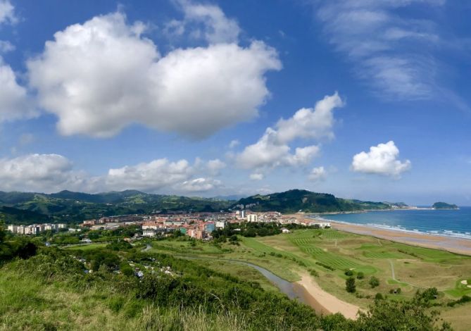 Bajo las nubes: foto en Zarautz