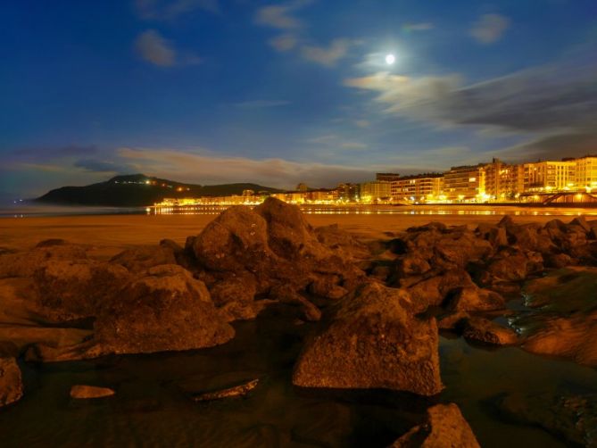 Bajo la Luna: foto en Zarautz