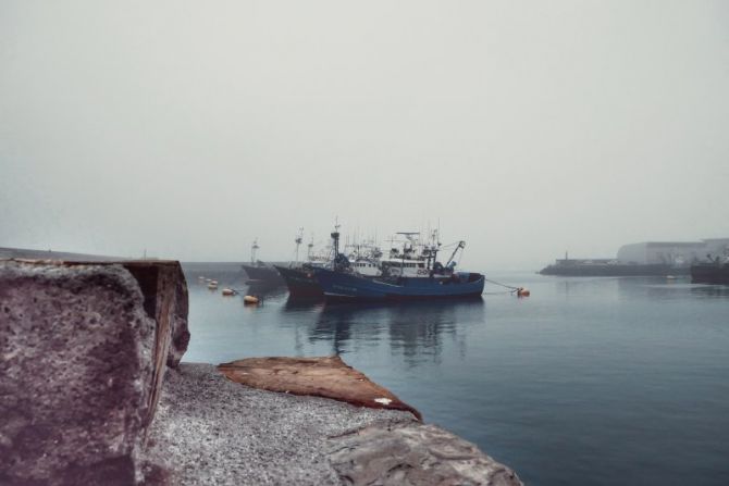 Barcos,niebla y piedra: foto en Hondarribia