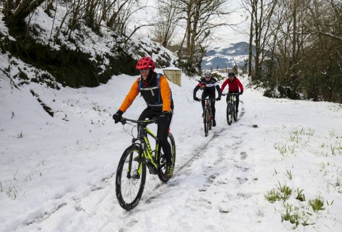 Bicis en la nieve: foto en Elgoibar