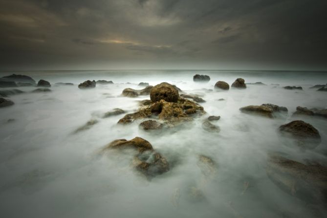 bolas en la tiniebla: foto en Hondarribia