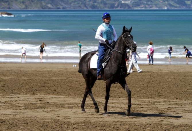 Caballo y jinete: foto en Zumaia