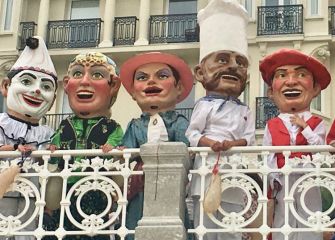 Cabezudos en la barandilla 