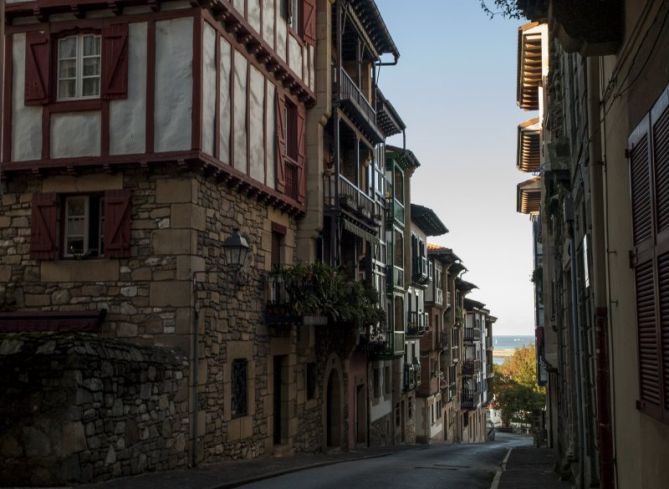 calle de hondarribia en el casco viejo: foto en Hondarribia