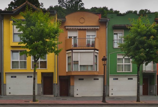 Casas de colores: foto en Irura