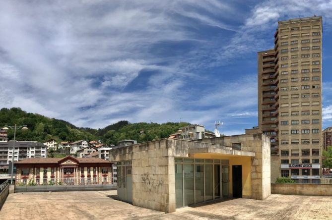 En el centro: foto en Eibar