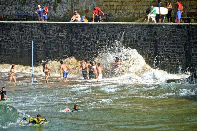 Chavales disfrutando en Verano : foto en Zarautz