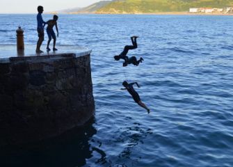 Chavales jugando en la mar 