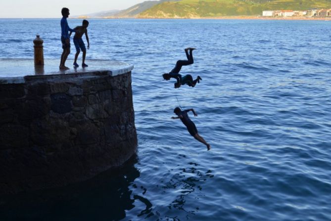 Chavales jugando en la mar : foto en Zarautz