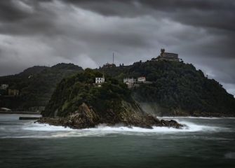 Clarita con collar de perlas