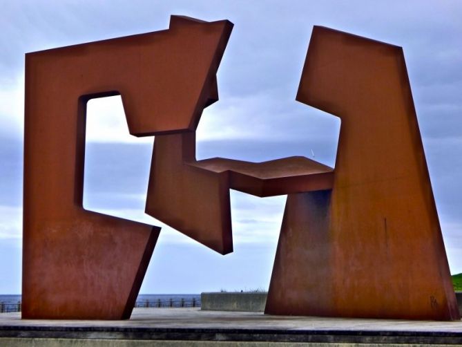 Construcción vacia de Oteiza: foto en Donostia-San Sebastián