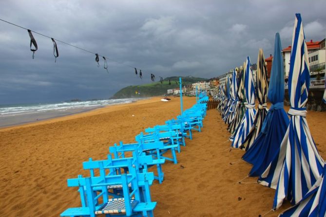 Contrastes playeros: foto en Zarautz