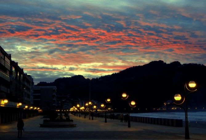 Crepúsculo en el Malecón: foto en Zarautz